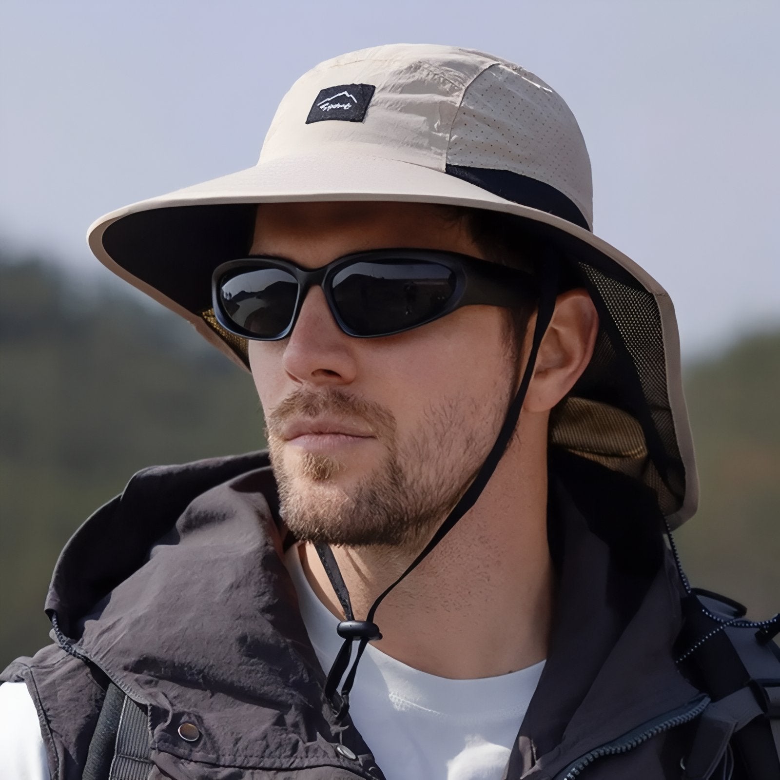 Chapeau Léger Randonnée Protection Nuque portée par un homme - Vert Sauge - Taupe - Gris Clair - Bleu - Noir - Beige