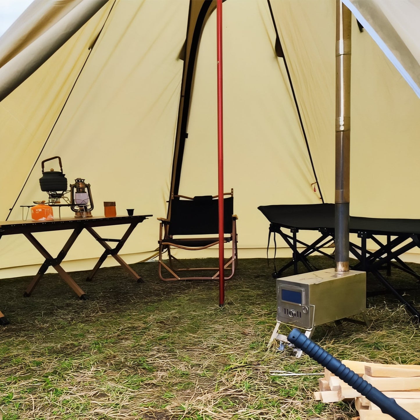 Tente Tipi Hiver 4-6 Personnes mise en scène intérieure - Beige Sable - Vert Olive - Blanc Pur