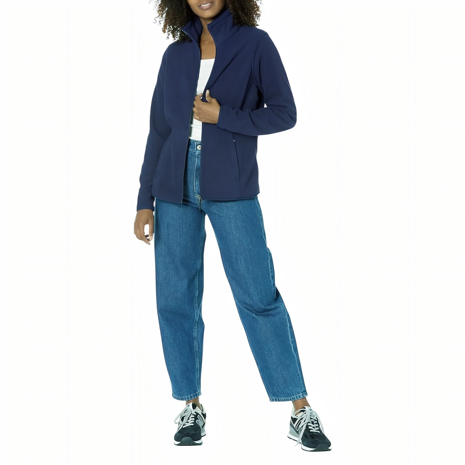 Veste Polaire Randonnée Femme portée avec jeans - Bleu Ciel - Bleu Marine - Noir