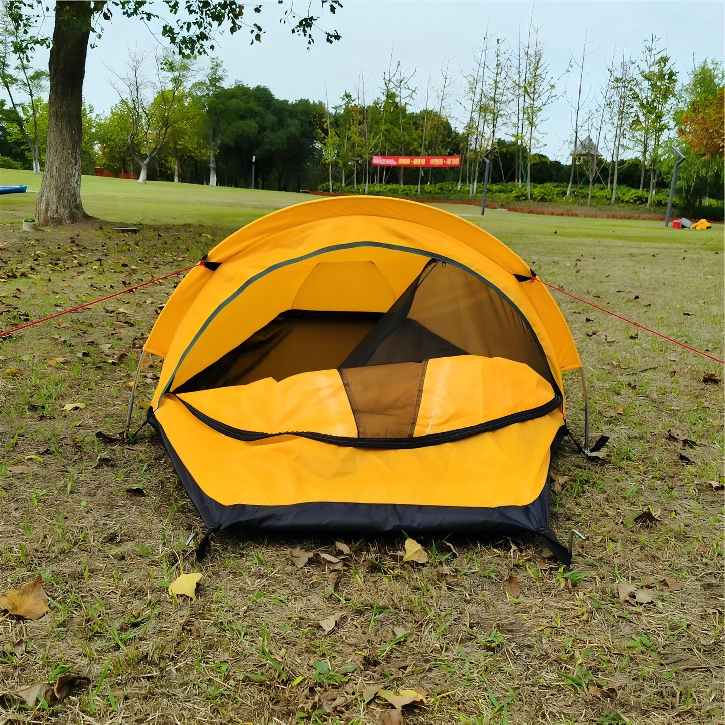 Tente Randonnée 1 Place mise en situation extérieure - Vert Foncé - Jaune et Noir
