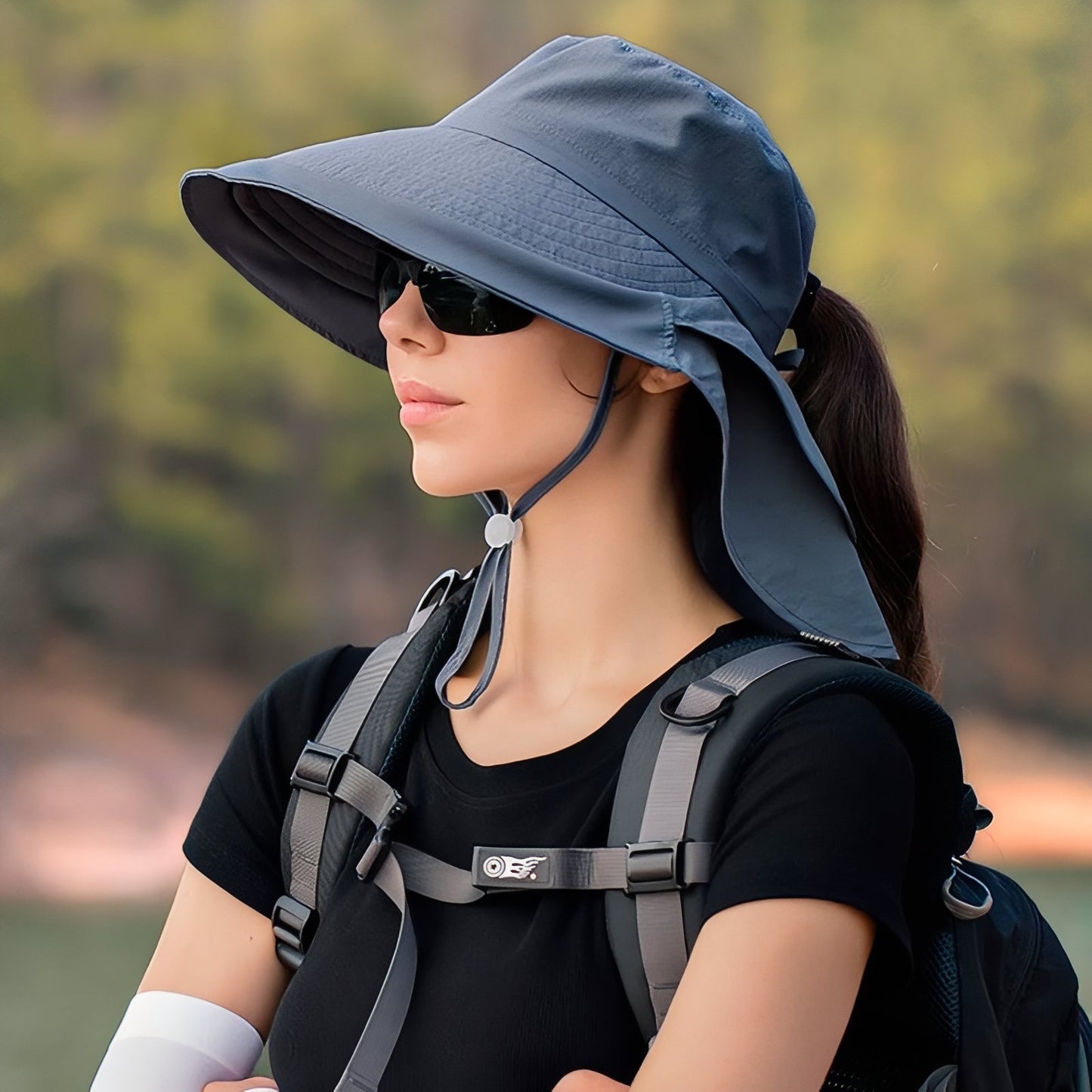 Chapeau Soleil Randonnée Femme portée à la main - Bleu Marine - Gris - Lavande - Gris Clair - Taupe - Beige - Noir - Rose Pâle - Camel - Bleu Ciel
