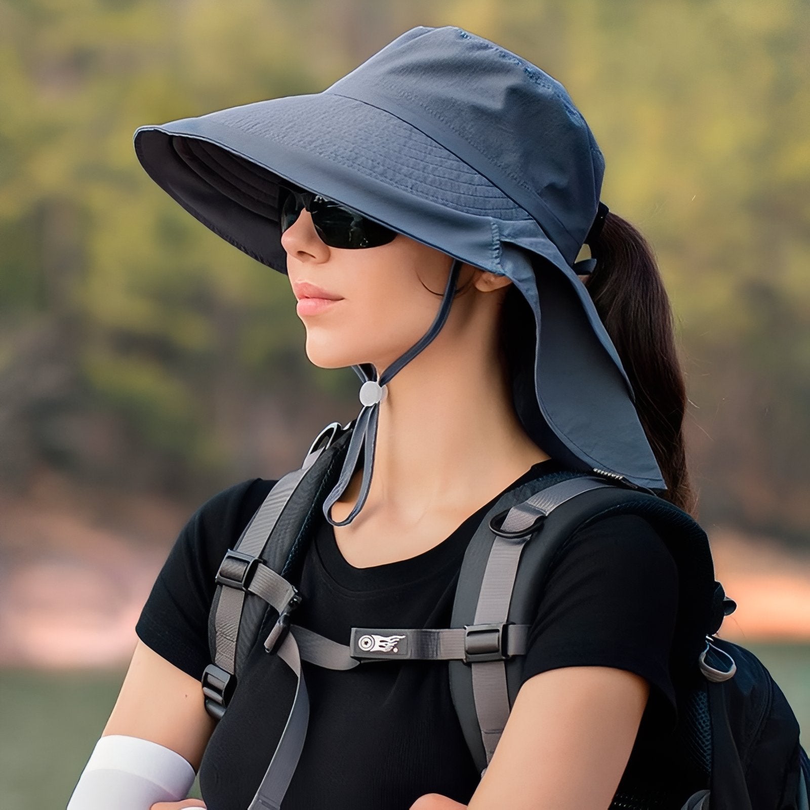 Chapeau Soleil Randonnée Femme portée à la main - Bleu Marine - Gris - Lavande - Gris Clair - Taupe - Beige - Noir - Rose Pâle - Camel - Bleu Ciel