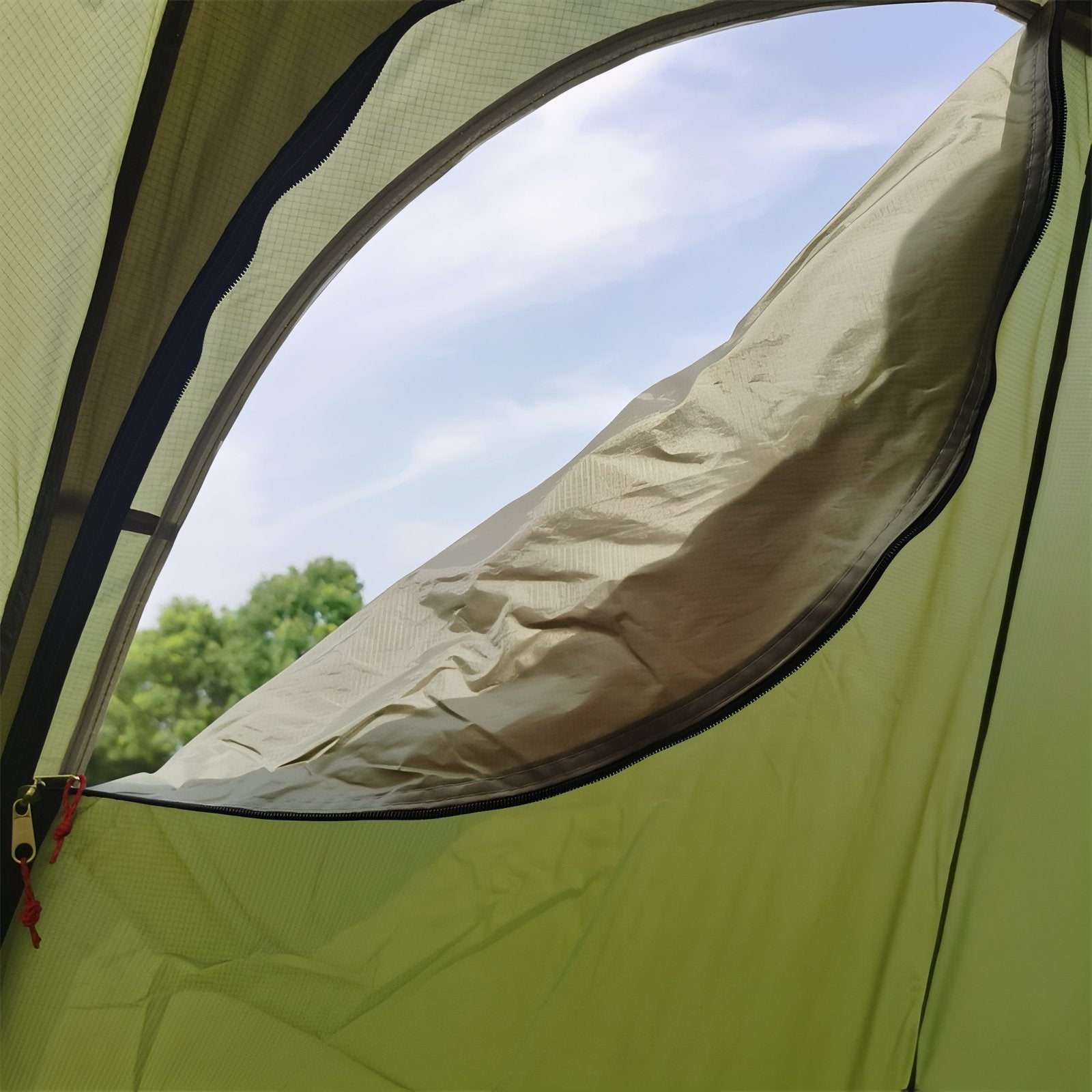 Tente Tipi Hiver 4-6 Personnes gros plan ouverture - Beige Sable - Vert Olive - Blanc Pur