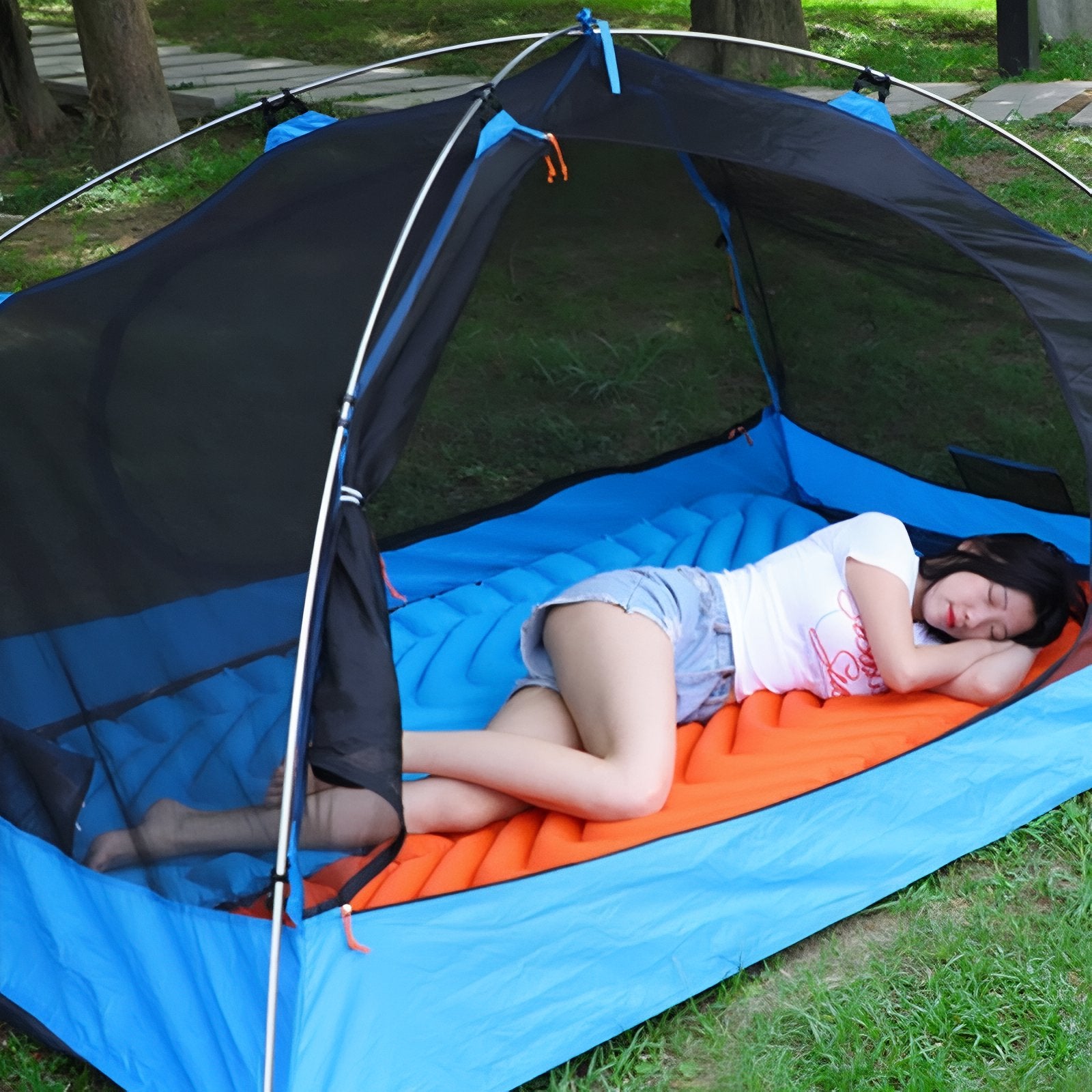 Matelas Gonflable Camping Résistant mise en situation camping - Bleu - Vert Olive - Orange - Bleu Marine