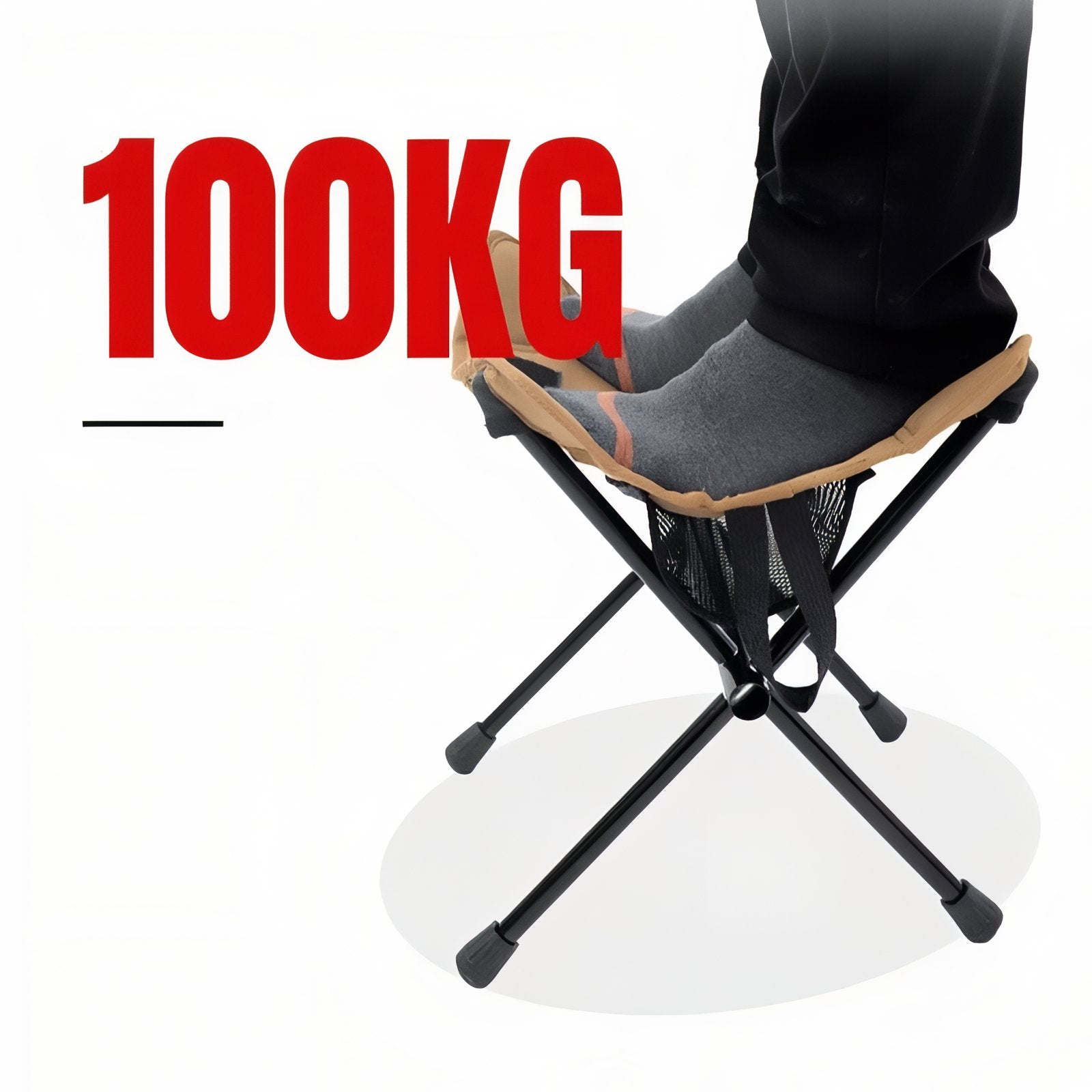 Tabouret Randonnée Ultra Léger person debout dessus - Noir Mat - Beige Clair - Vert Militaire