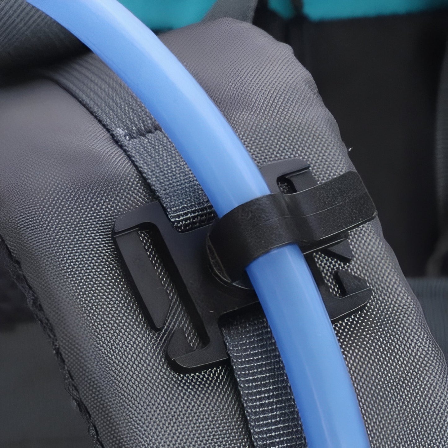 Sac à Dos Grande Randonnée 65L gros plan sur sangle - Turquoise - Bleu Marine - Orange - Noir
