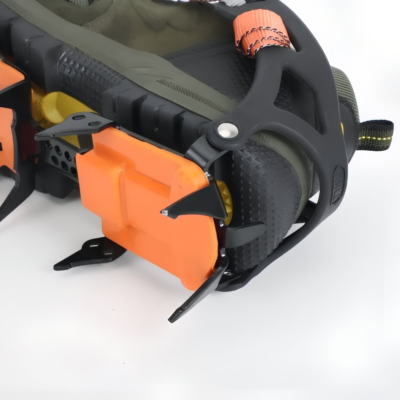 Crampons À Neige Randonnée gros plan sur fixation - Orange